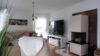 Außergewöhnlich großzügig – ein Haus, das Maßstäbe setzt - Wohnzimmer mit Kamin